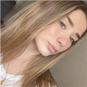 Profesora de inglés imparte clases a niños cursando primaria y educación secundaria
